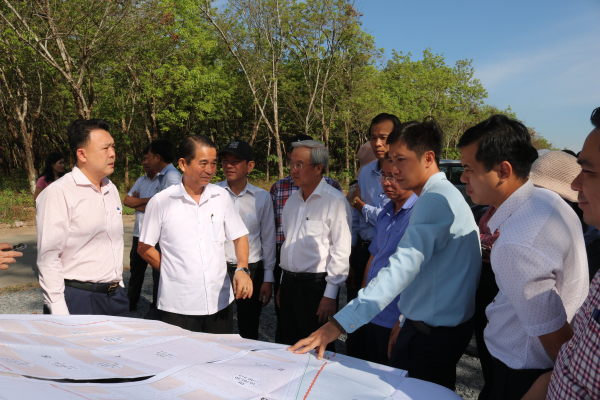 Chủ tịch HĐND tỉnh Đồng Nai Thái Bảo kháo sát tại một điểm dự kiến thu hồi đất để bố trí tái định cư thuộc địa bàn thành phố Biên Hòa - ẢNH N. OANH